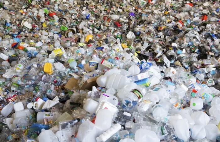 Sampah anorganik bisa dibuat menjadi barang yang bermanfaat melalui proses