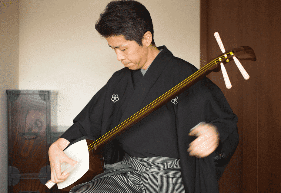 Японская трехструнная лютня с длинной шейкой. Сямисэн музыкальный инструмент. Сямисэн в Японии. Сямисэн струнные Щипковые. Японский инструмент сямисэн.