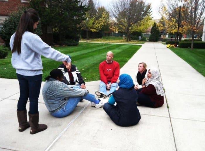  Ice breaker adalah dua padanan kata dalam bahas inggris yang artinya menghancurkan es 30 Contoh Ice Breaking Indoor, Outdoor, Simple, Menarik (Terbaru)