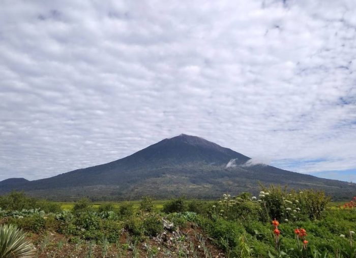  Indonesia merupakan salah satu negara yang memiliki banyak gunung berapi 45 Gunung Tertinggi di Indonesia yang Wajib Kamu Daki (Rekomended)