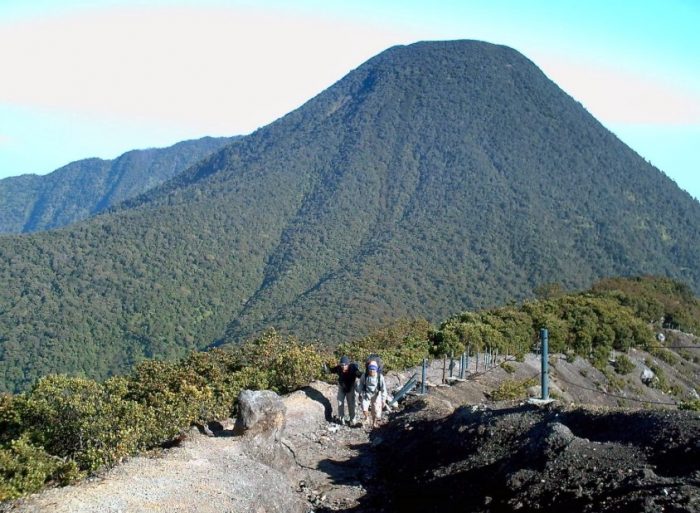  Indonesia merupakan salah satu negara yang memiliki banyak gunung berapi 45 Gunung Tertinggi di Indonesia yang Wajib Kamu Daki (Rekomended)