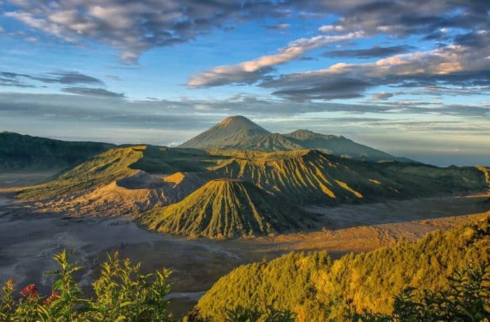  Indonesia merupakan salah satu negara yang memiliki banyak gunung berapi 45 Gunung Tertinggi di Indonesia yang Wajib Kamu Daki (Rekomended)