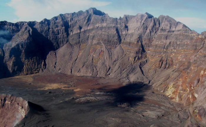  Indonesia merupakan salah satu negara yang memiliki banyak gunung berapi 45 Gunung Tertinggi di Indonesia yang Wajib Kamu Daki (Rekomended)