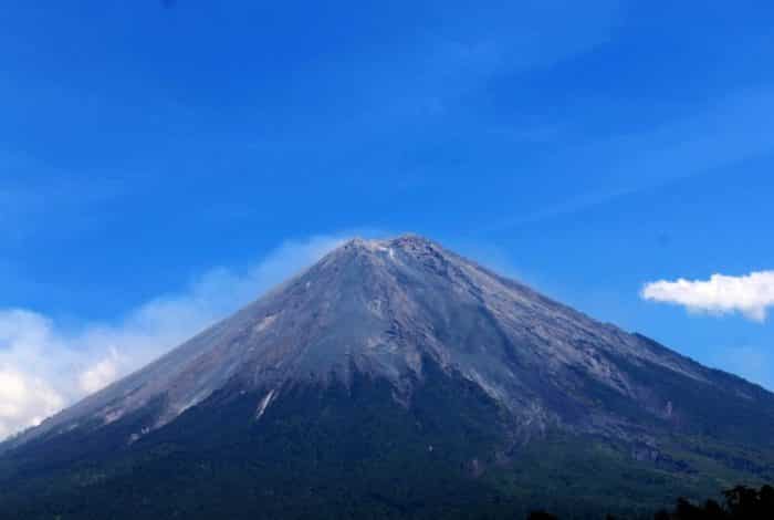  Indonesia merupakan salah satu negara yang memiliki banyak gunung berapi 45 Gunung Tertinggi di Indonesia yang Wajib Kamu Daki (Rekomended)