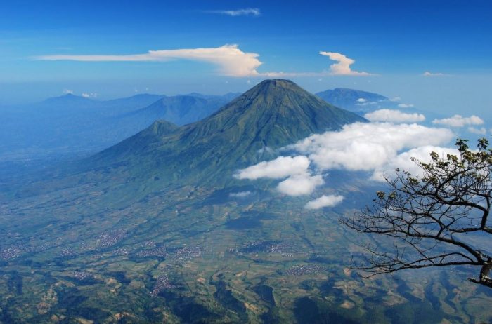  Indonesia merupakan salah satu negara yang memiliki banyak gunung berapi 45 Gunung Tertinggi di Indonesia yang Wajib Kamu Daki (Rekomended)