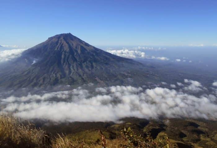  Indonesia merupakan salah satu negara yang memiliki banyak gunung berapi 45 Gunung Tertinggi di Indonesia yang Wajib Kamu Daki (Rekomended)