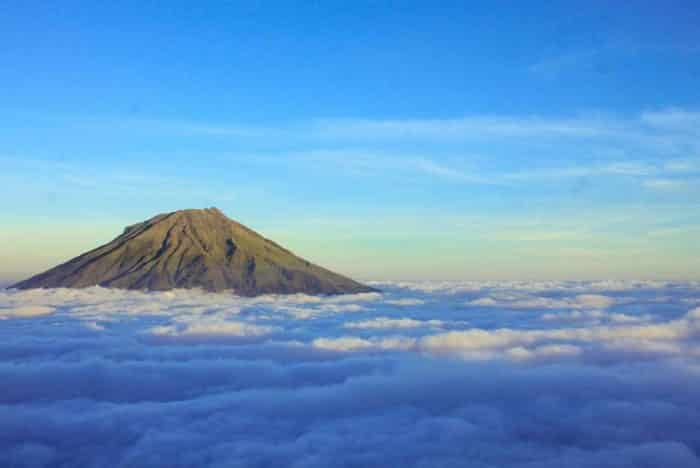  Indonesia merupakan salah satu negara yang memiliki banyak gunung berapi 45 Gunung Tertinggi di Indonesia yang Wajib Kamu Daki (Rekomended)