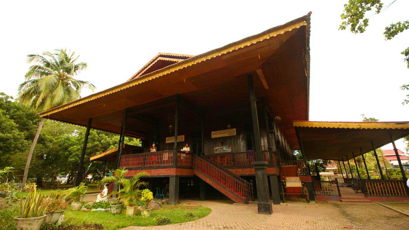 Rumah-Adat-Dulohupa - Thegorbalsla