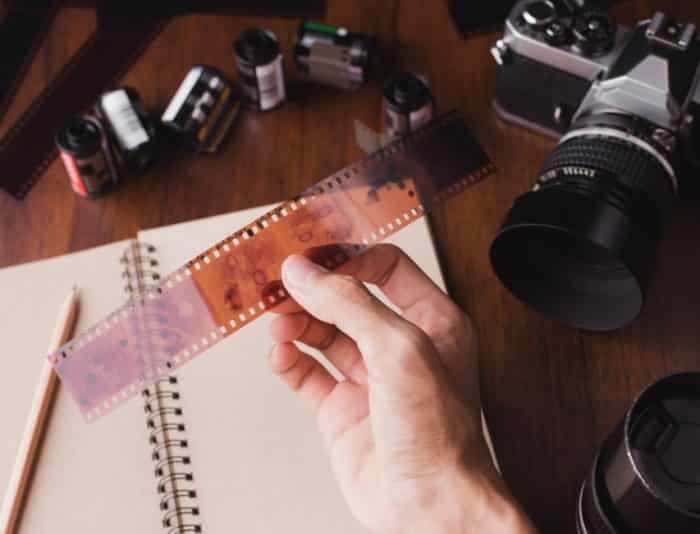  Foto merupakan gambar yang dihasilkan oleh kamera dan peralatan fotografi yang lain Macam Macam Ukuran Foto yang Biasa Digunakan (Lengkap)