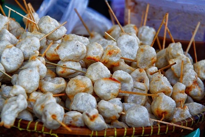  depan sekolah atau bahkan di depan kampus 17 Resep Cilok Kuah dan Goreng Aneka Bumbu, Bunda Wajib Coba !