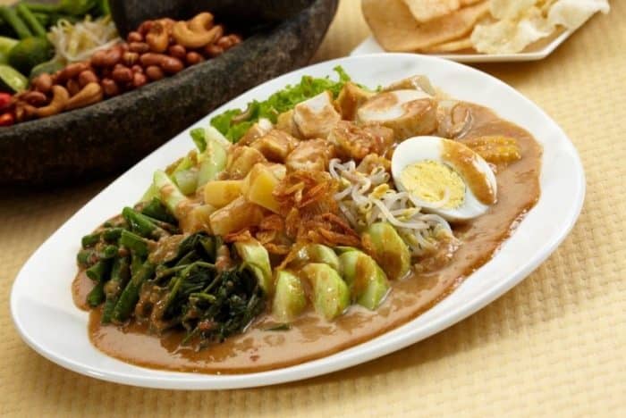 gado yaitu salah satu kuliner tradisional Indonesia yang pada setiap kawasan mempunyai res 20 Resep Gado Gado Terenak Ala Restoran yang Wajib Bunda Coba !