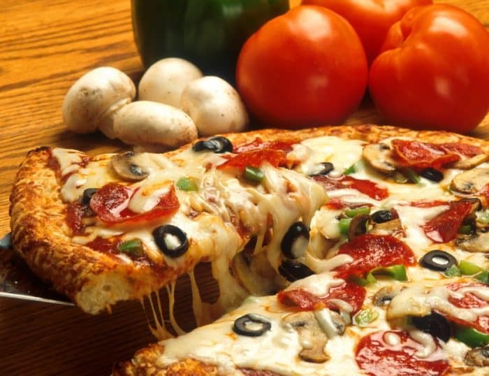  pizza telah menjadi salah satu hidangan yang cukup digemari oleh hampir semua orang 15 Resep Pizza Rumahan yang Enak, Empuk, dan Sederhana !