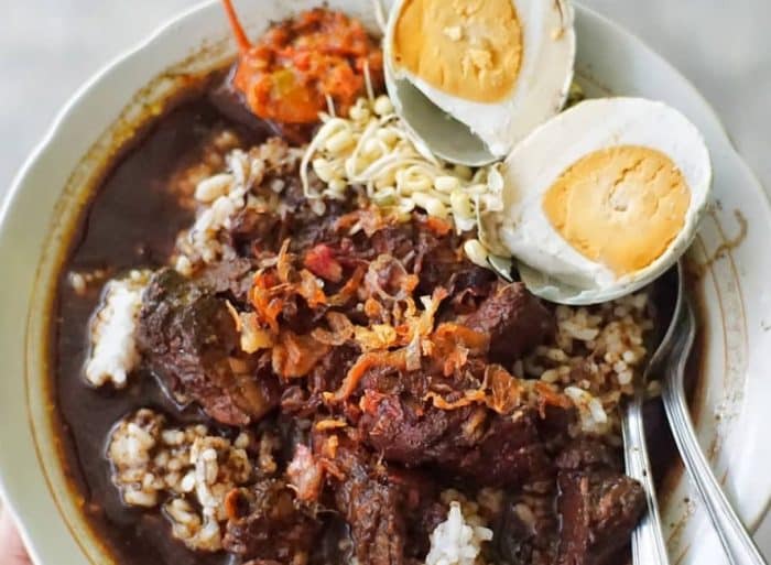  Indonesia merupakan salah satu Negara di dunia dengan kekayaan wisata kulinernya yang san 15 Resep Rawon yang Enak, Gurih, dan Mudah Dibuat (Rekomended)