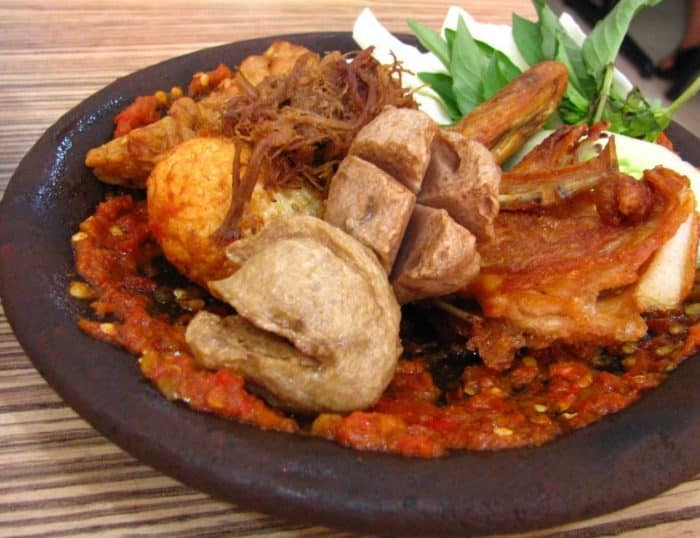  olahan daging ayam menjadi salah satu kuliner favorit masyarakat 15 Resep Ayam Penyet Sederhana yang Enak, Empuk, dan Gurih