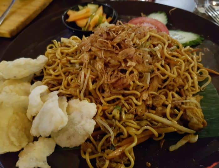  Mie merupakan makanan yang tipis dan panjang yang terbuat dari gandum 24 Resep Mie Goreng Terlezat dari Berbagai Daerah (Rekomended)