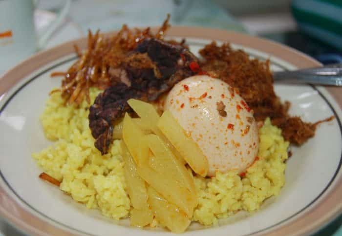  Nasi kuning merupakan makanan khas dari Indonesia 17 Resep Nasi Kuning Spesial Ala Restoran (Rekomended)