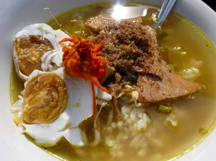  atau sering membeli soto Betawi di tempat makan atau rumah makan 15 Resep Soto Betawi Asli yang Enak dan Gurih (Rekomended)