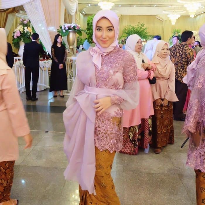 Paduan Jilbab Untuk Kebaya Pink - Jilbab Gucci