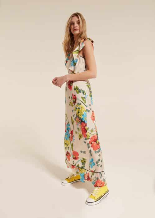 Model Flowery Dress