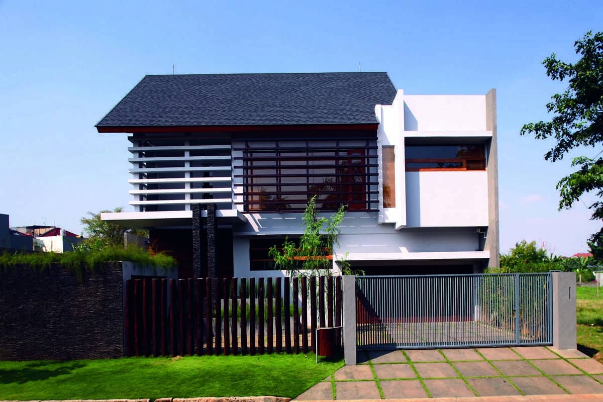 Desain Rumah Dua Lantai dengan Batu Alam di Bagian Tiang dan Area Depan