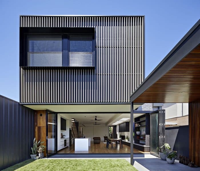 Desain Rumah Lantai Dua dengan Ornamen Stripes
