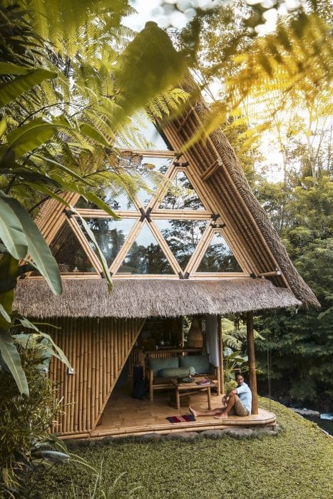 Rumah Bambu Bergeometri Segitiga