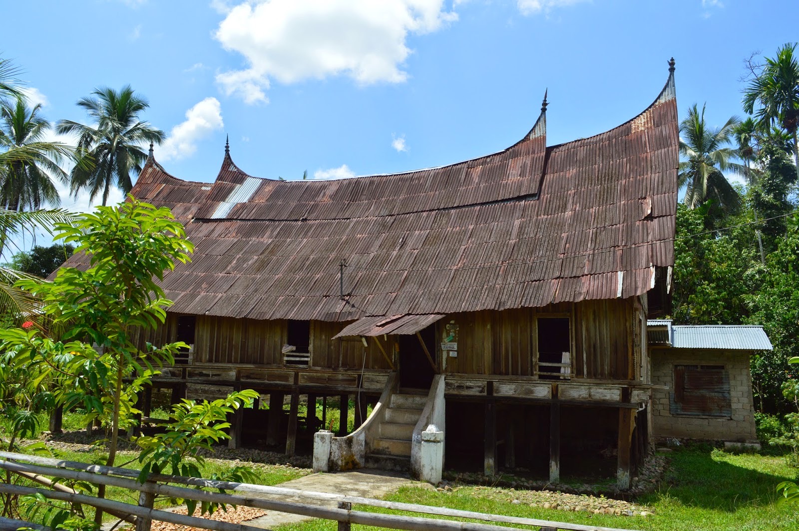  Rumah  Gadang  dengan Atap  Gonjong Kecil Thegorbalsla