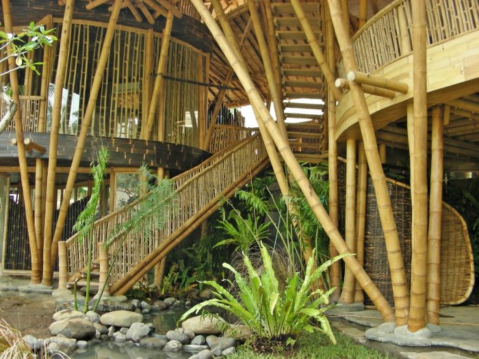 Rumah Penuh Bambu