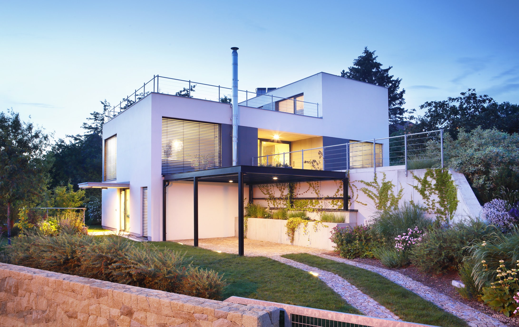  Rumah  bergaya modern  dengan garasi bawah  Thegorbalsla