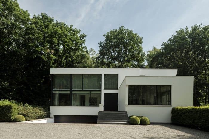 Rumah minimalis full glass dengan underground garage