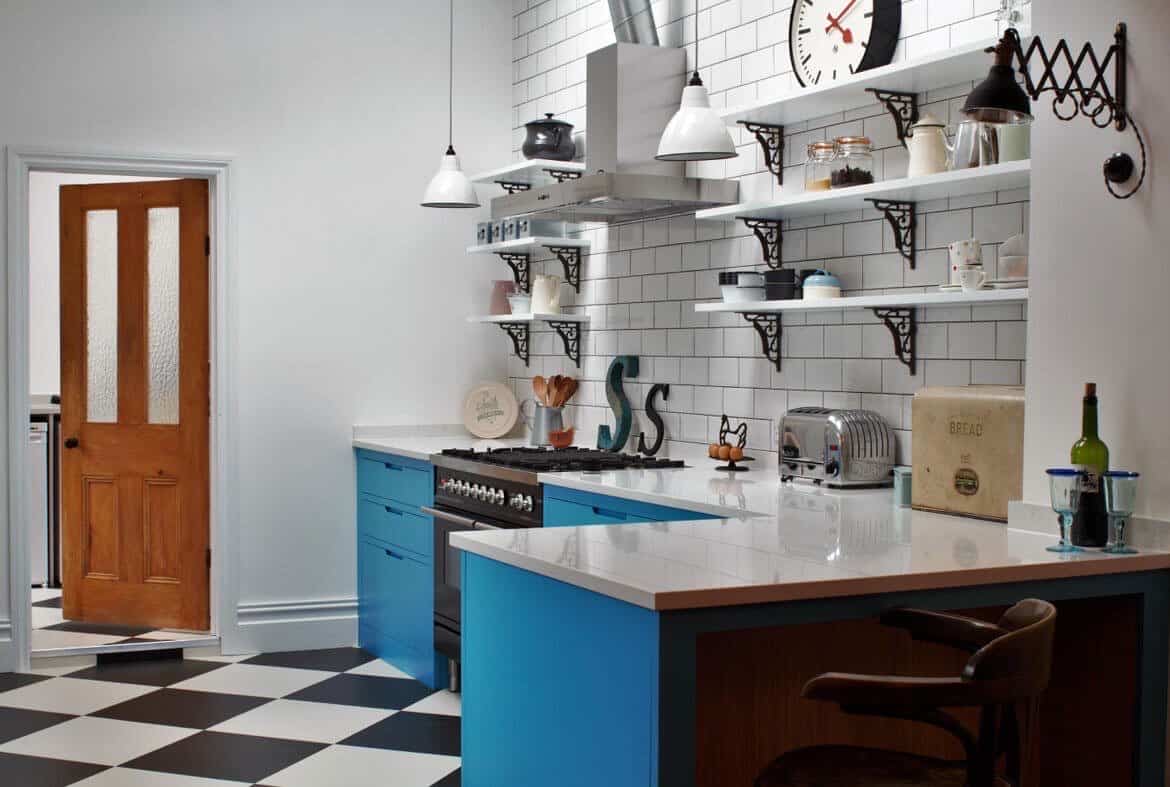Contoh desain dapur biru  dengan rak cantik Thegorbalsla