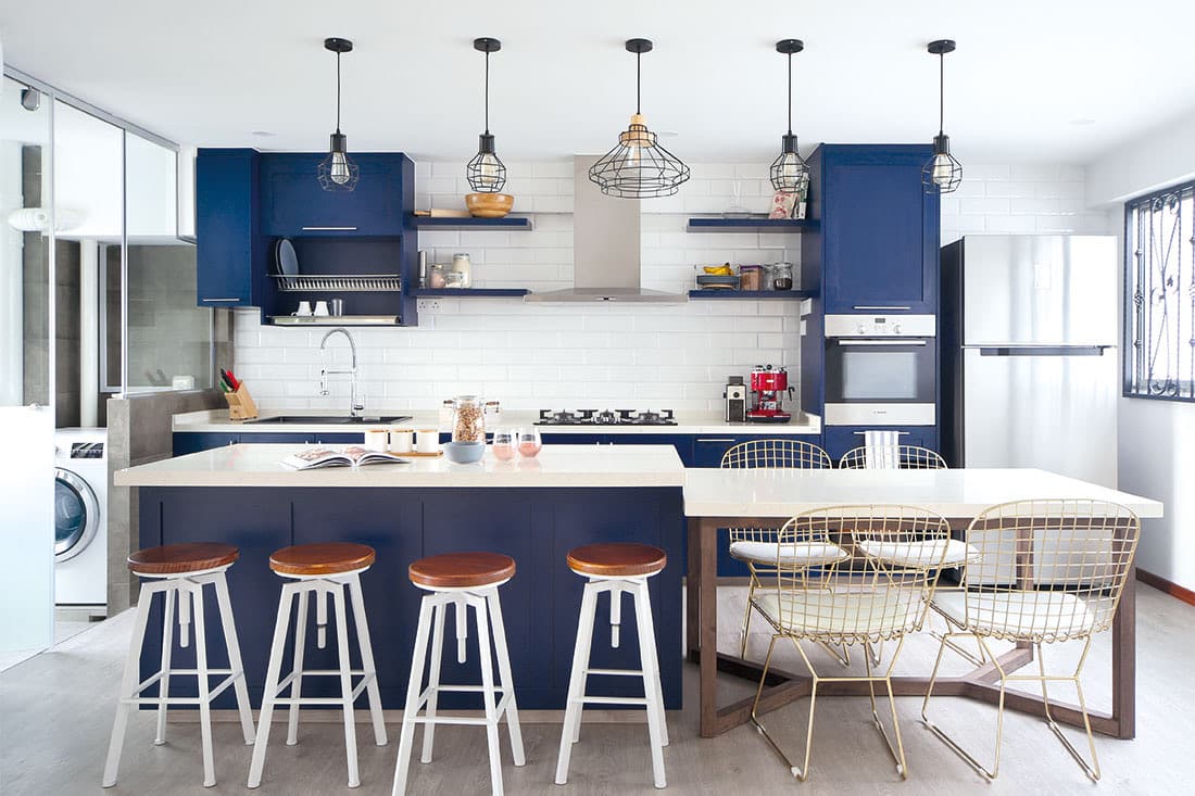Contoh desain dapur biru nuansa terang - Thegorbalsla