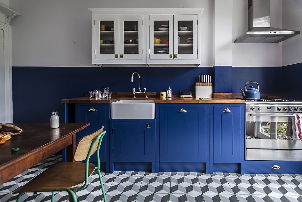 Contoh desain dapur dari kayu berwarna biru - Thegorbalsla