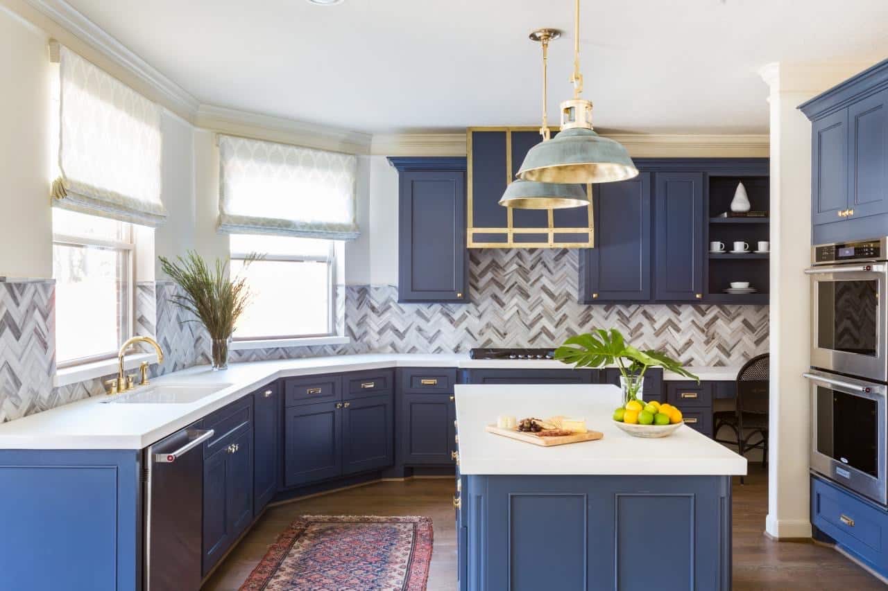 Contoh desain dapur dominan biru cantik - Thegorbalsla