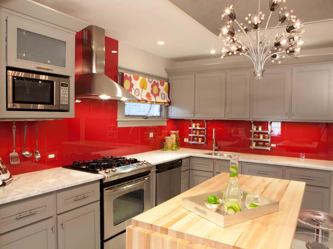 Dapur Dinding Merah dengan Perpaduan Perak dan Warna Putih - Thegorbalsla