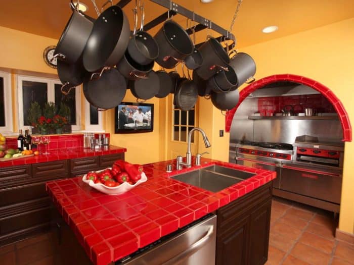 45 Contoh Desain Dapur Warna Merah Mewah dan elegan 