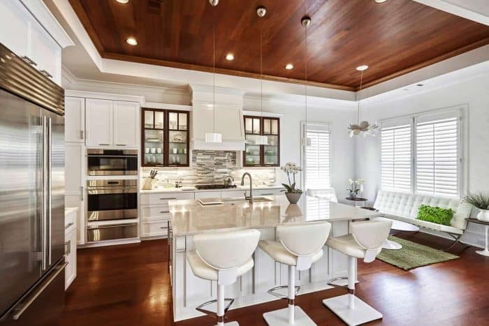 Dapur Modern Putih dengan Plafon dan Lantai Kayu