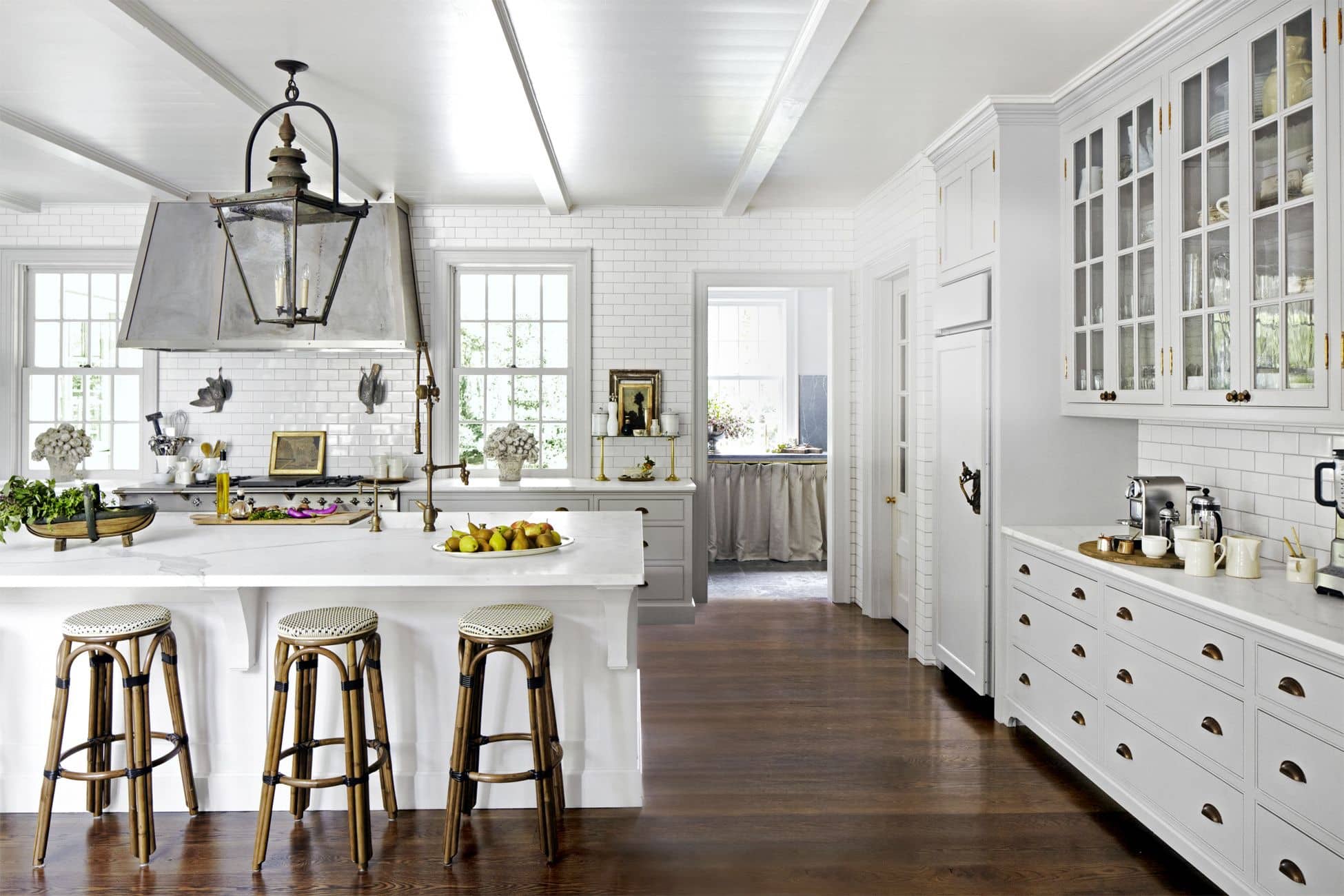  Dapur  Modern dengan Warna  Dominan Putih Thegorbalsla