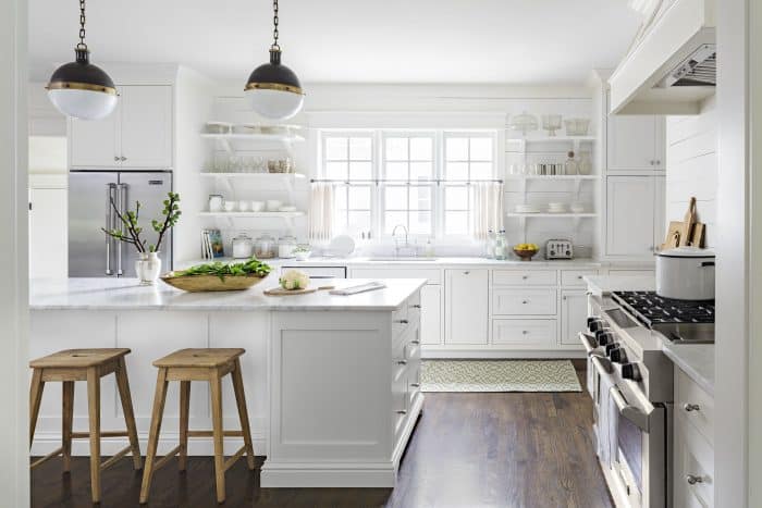 Dapur Putih Luas dengan Jendela dan Hiasan Alami