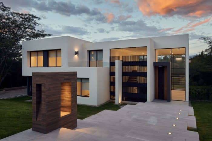 Desain Rumah 2 Lantai dengan Halaman Rumah dari Lantai Granit