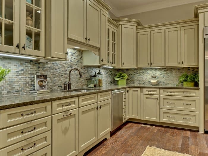 Desain dapur dengan kitchen set warna putih gading