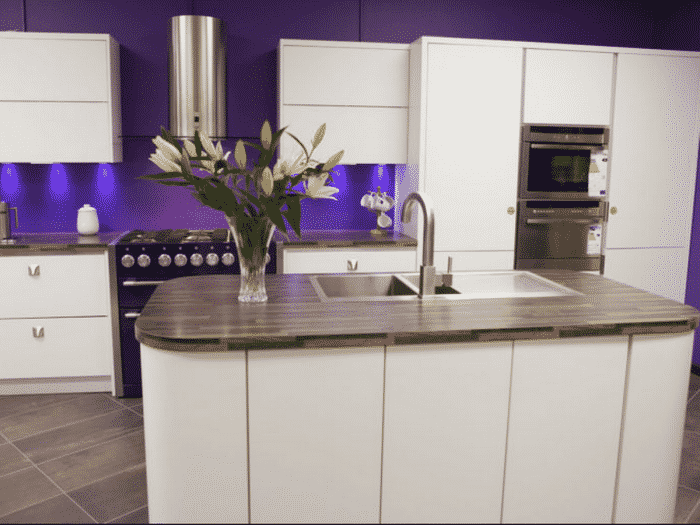 Desain dapur minimalias bercahaya ungu