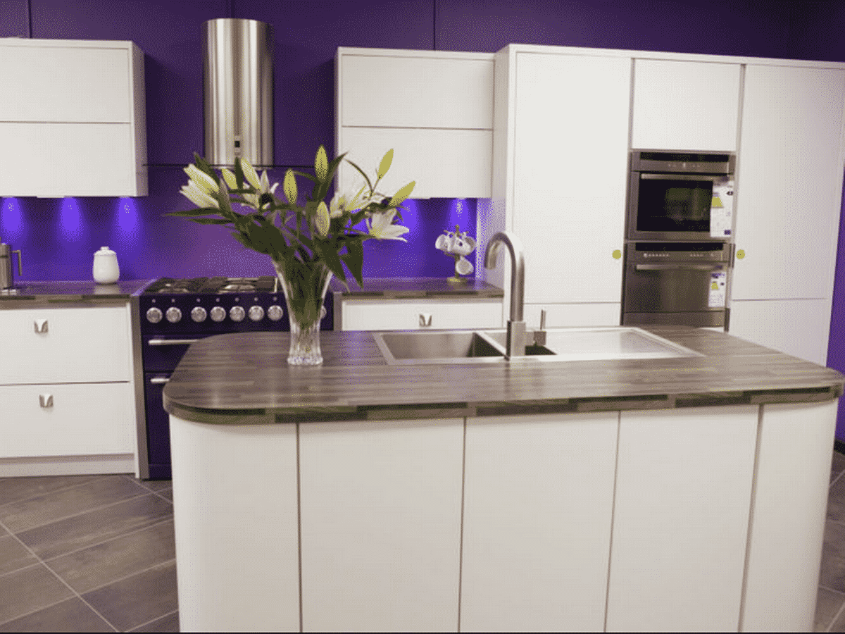  Desain  dapur  minimalias bercahaya ungu  Thegorbalsla