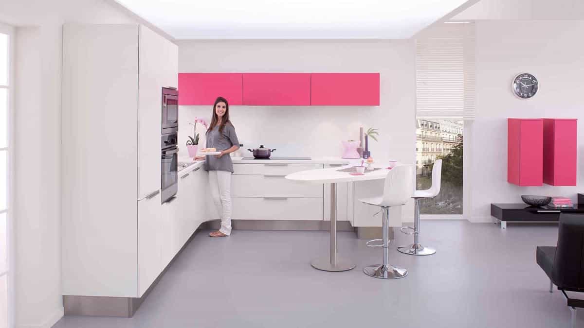 Desain dapur  minimalis  dengan sentuhan hot pink  Thegorbalsla