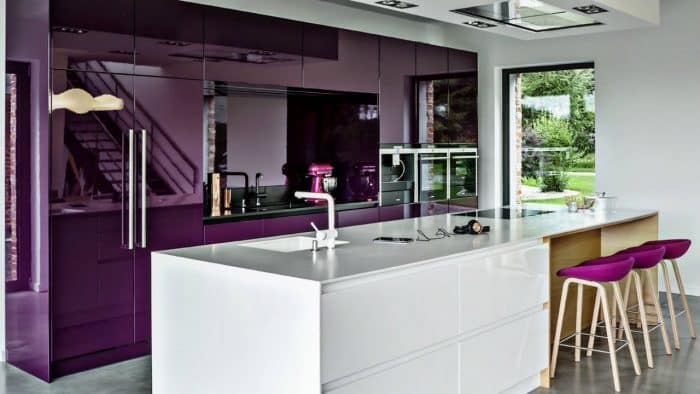 Desain dapur minimalis modern dalam sentuhan ungu