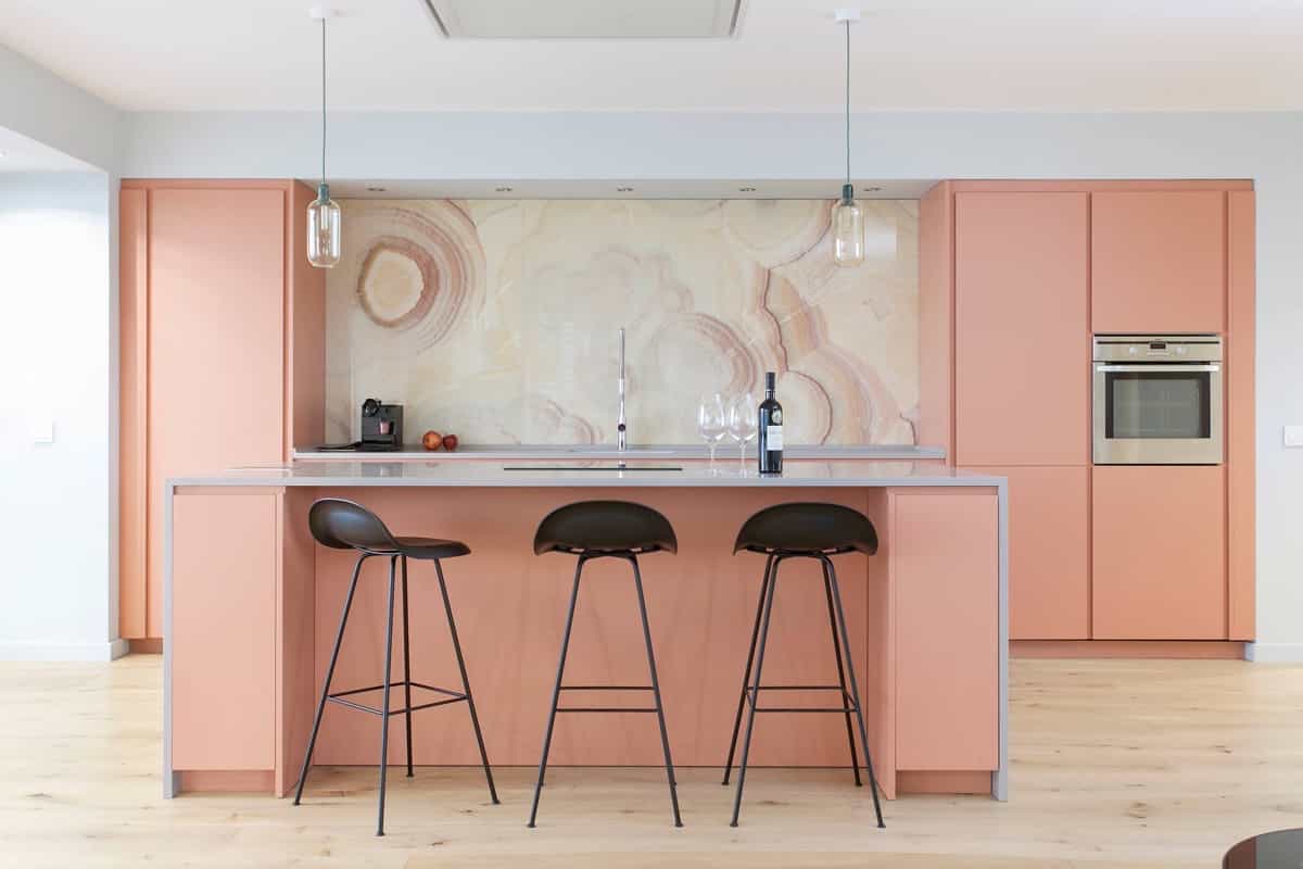 Desain dapur  modern  kalem warna  peach Thegorbalsla