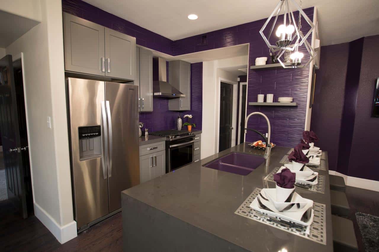 Серая кухня с фиолетовыми обоями