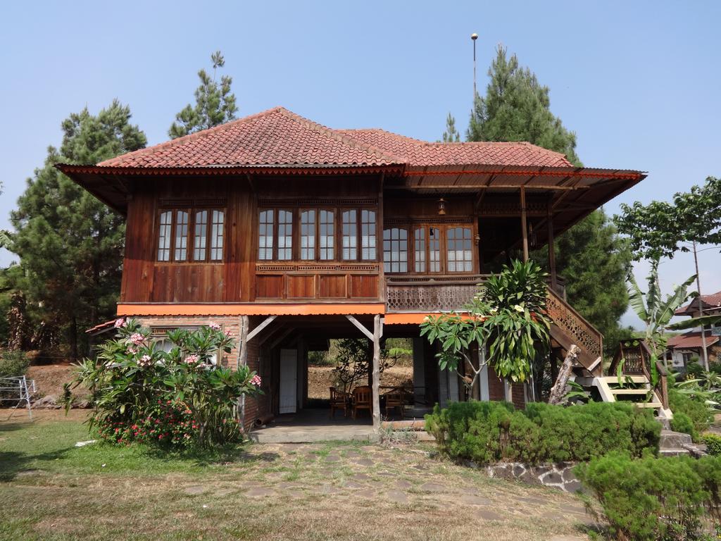 Villa kayu Lama.