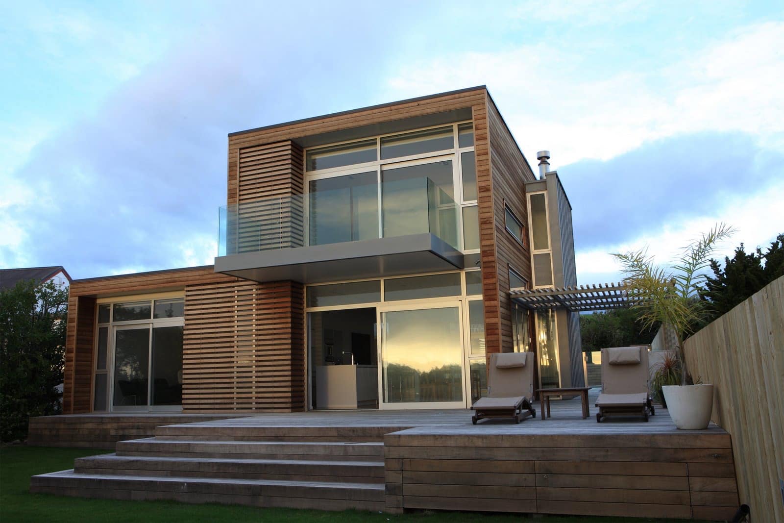 Rumah modern dan minimalis dengan warna hangat - Thegorbalsla