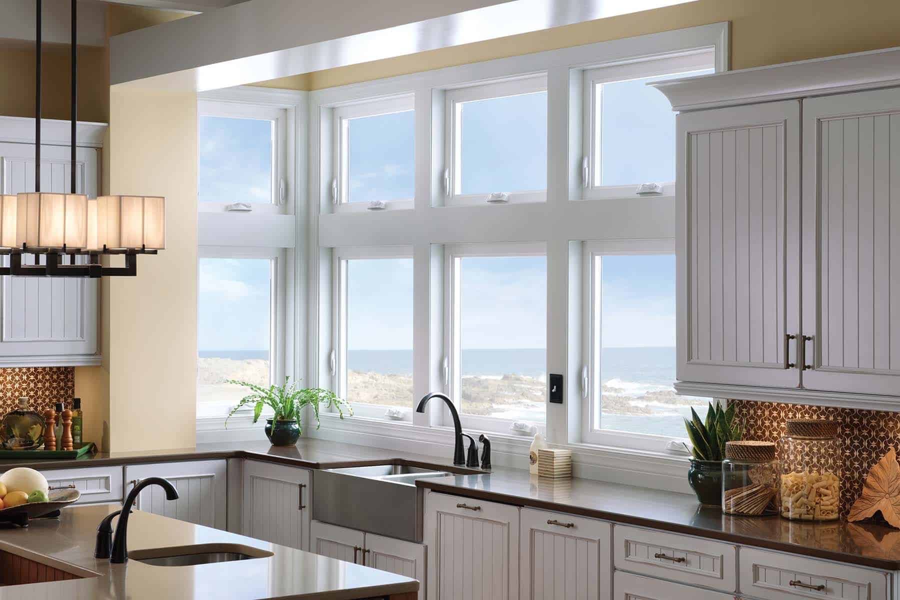 Окна на кухне купить. Кухня с окном. Кухня с большими окнами. Интерьер кухни с окном. Кухня с большим окном.